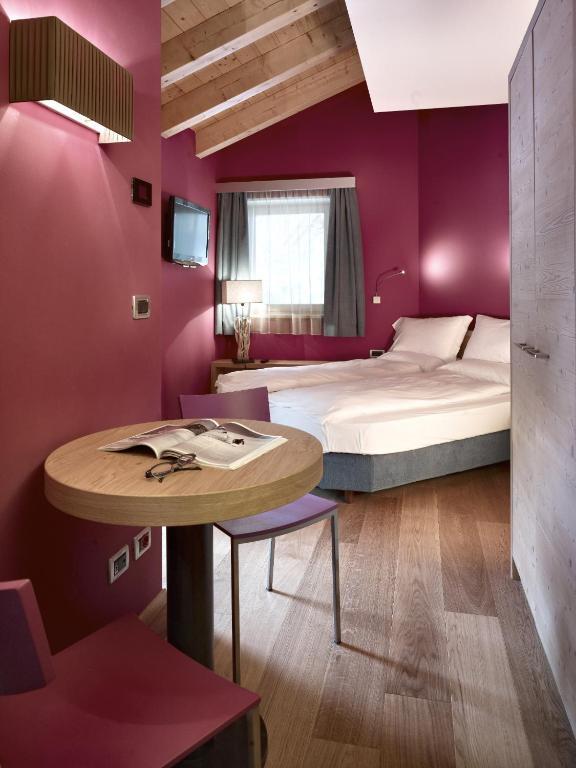 Color Home Suite Apartments Predazzo Pokoj fotografie